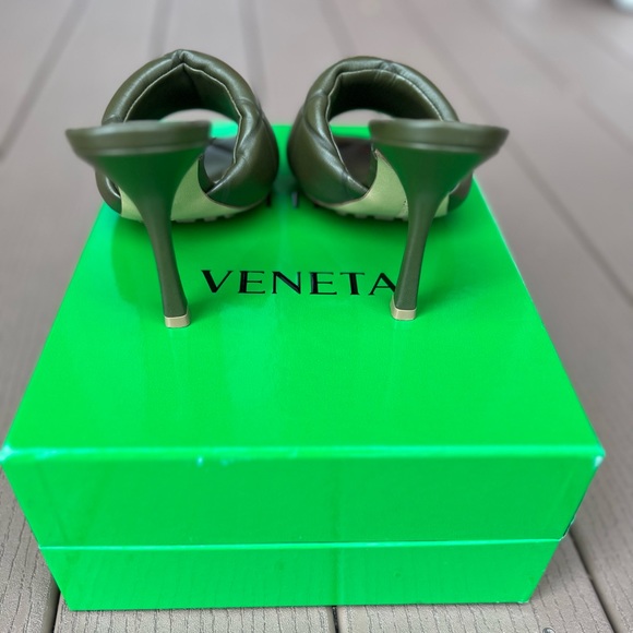 BOTTEGA VENETA RUBBER LIDO SANDAL
QUILTED EMBOSSED LAGOON NAPPA mule heels - Picture 4 of 7